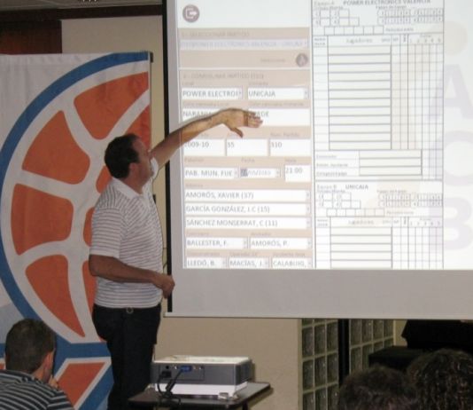 Los árbitros y oficiales de mesa preparan el inicio de temporada