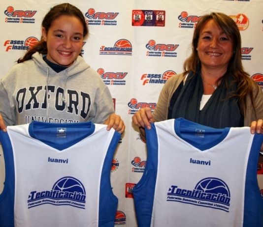 Las ganadoras de #amigosfbcv recogieron sus camisetas
