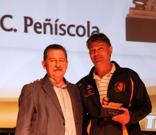 Enrique Van-Hassel recibe el Trofeo Familia Arnau