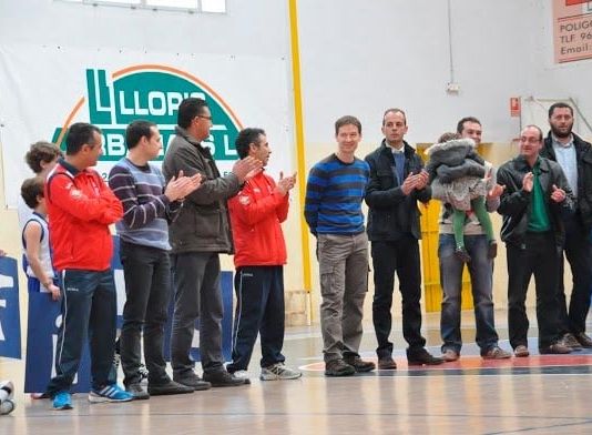 El C.B. Genovés homenajeó al primer equipo de su historia durante la presentación