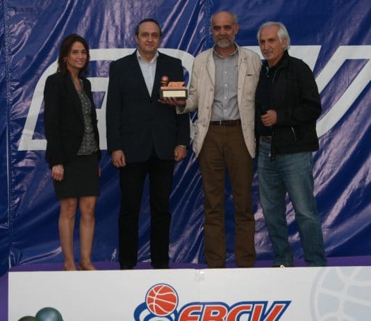 Jose Mª Pizcueta Mateu recibe el Trofeo Familia Arnau