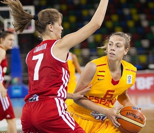 Tres jugadoras en el baloncesto universitario americano