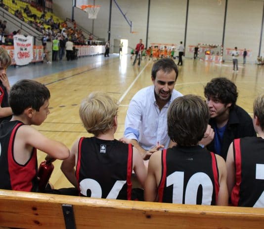 Consigue el título de entrenador de baloncesto