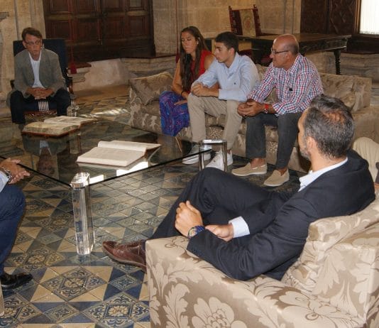 Vega Gimeno, Clara Che y J. Puerto en el Palau de la Generalitat