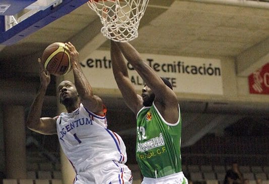 Fundación Lucentum se lleva el triunfo ante el Amics (83-72)