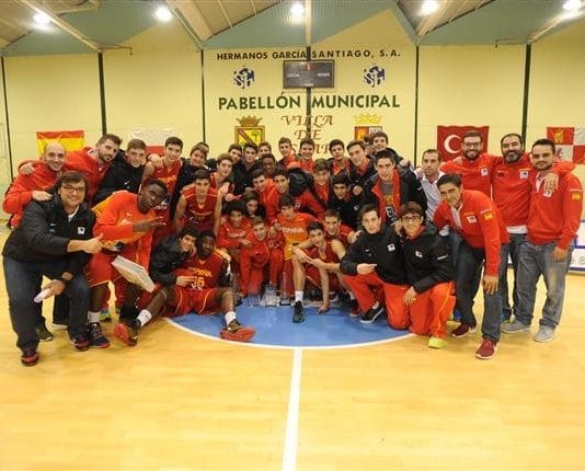 España gana en Íscar con triple de Carlos Unanue