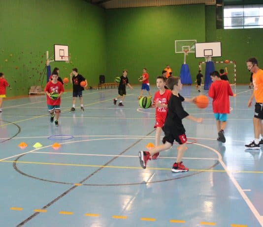 Roberto Hernández imparte un Clínic de Minibasket durante el Campus