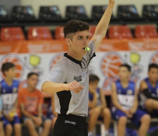 Compagina el baloncesto con el arbitraje