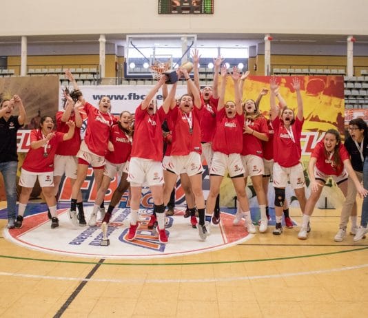 CB L’Horta Godella levanta el trofeo de campeón Junior