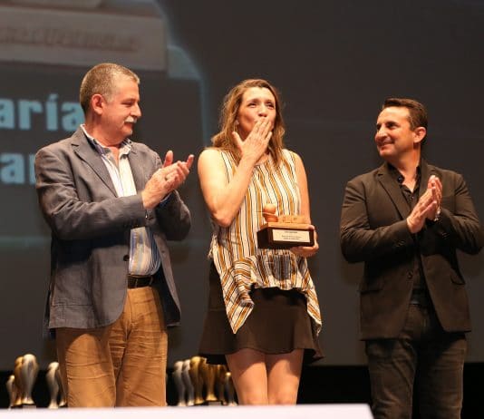 Rosa Mª Pérez recibe el Trofeo Ángela Gómez
