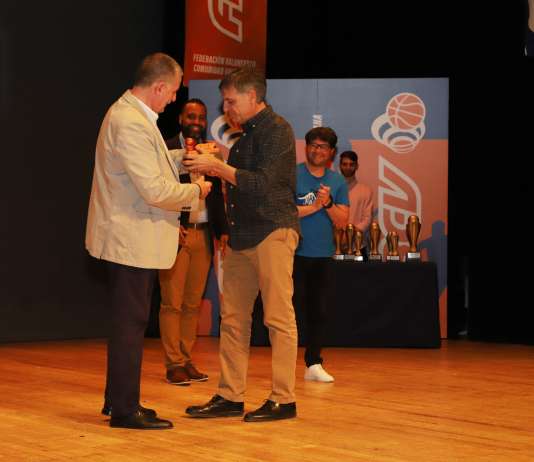 Francisco Boiso Aceituno recibe el Trofeo Familia Arnau